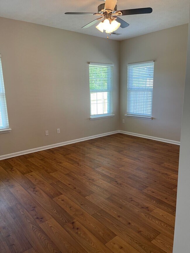 Building Photo - Meticulously Maintained Ranch