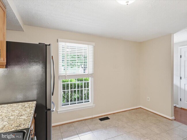 Building Photo - 1563 Autumn Ridge Cir