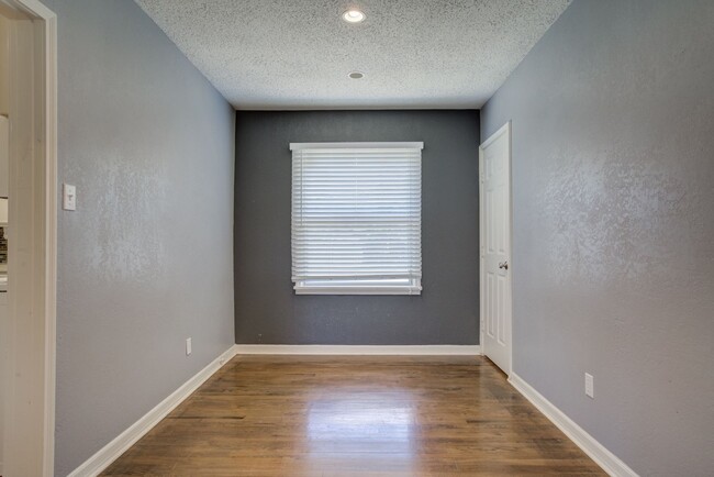 Building Photo - Pre-Leasing for Fall 2025 - Cute 2 Bedroom...