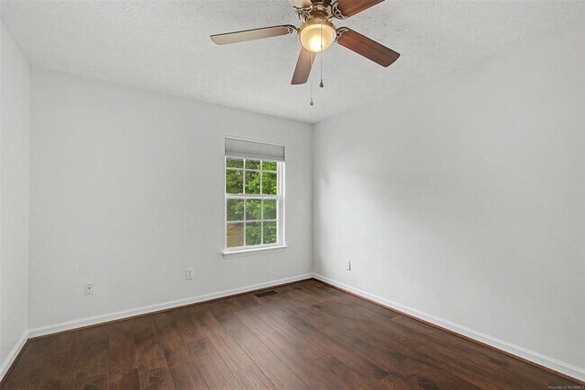 Building Photo - 304 Brittania Dr