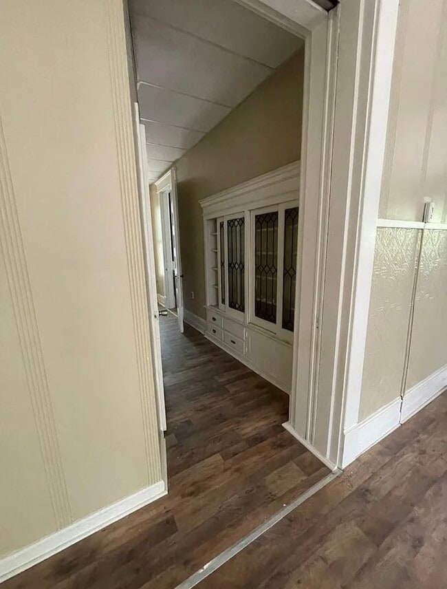 Building Photo - 1 Bdrm 1st Floor Unit