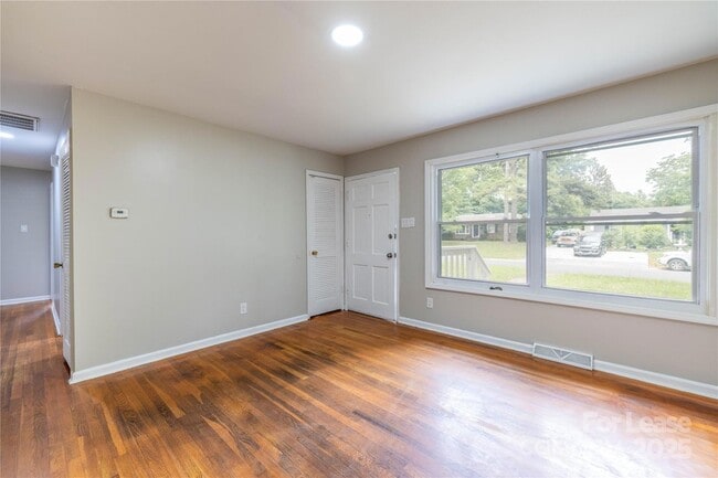 Building Photo - 4438 Gainsborough Rd