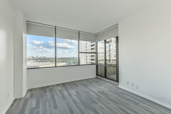 Building Photo - 14 Greenway Plz