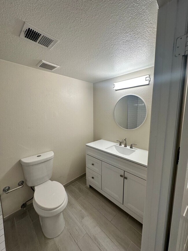Building Photo - Stunning & Spacious 2 BR / 2.5 BA Townhome – Move-In Ready!