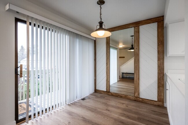 Building Photo - Conveniently Located Racquet Club Condo