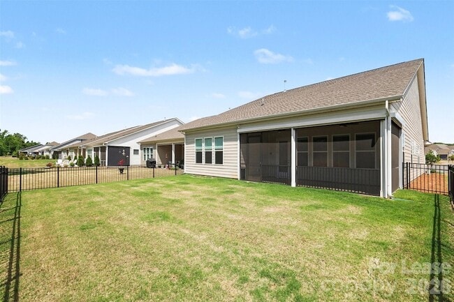 Building Photo - 2026 Lake Como Dr