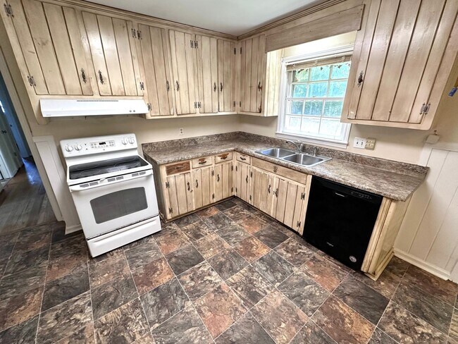 Building Photo - 3 Bedrooms, 2 Bathrooms - House in Armuchee!