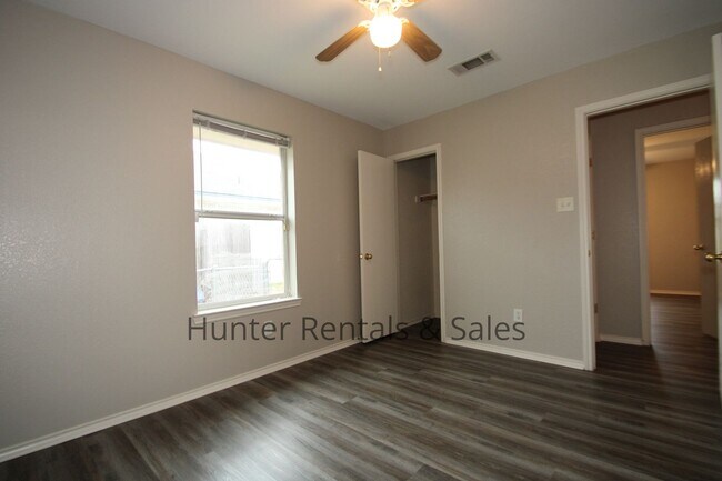 Building Photo - Hymesa Estates!