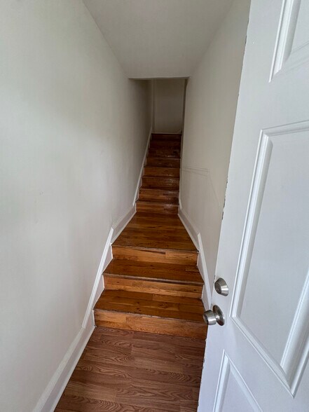 Building Photo - 406 E Cold Spring Ln