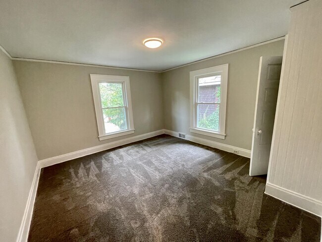 Building Photo - 825 Elmore Ave