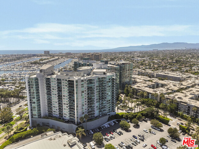 Building Photo - 13600 Marina Pointe Dr
