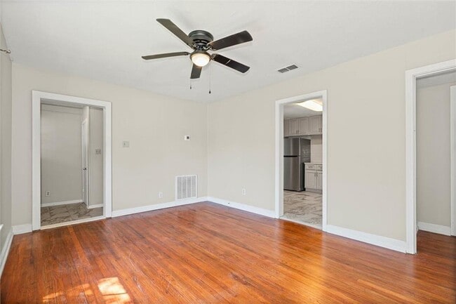 Building Photo - 555 Shady Oak Dr