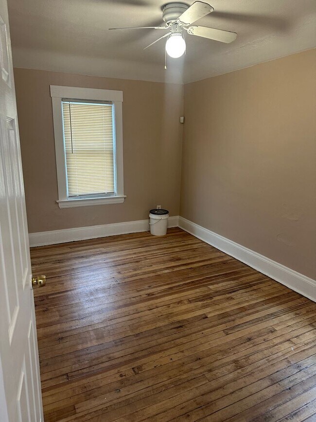 Building Photo - Nice Three Bedroom home