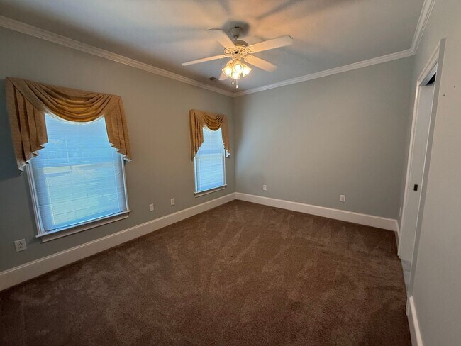 Building Photo - 785 Glenwood Dr