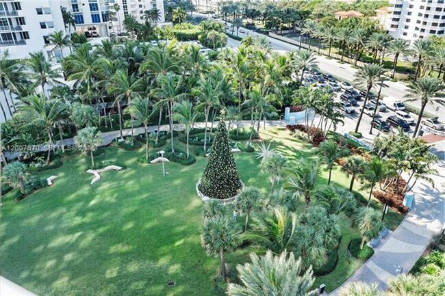 Building Photo - 17475 Collins Ave