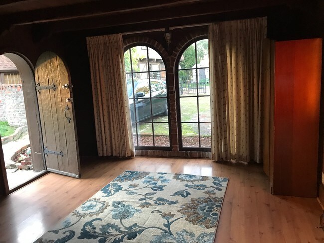 Building Photo - Adorable storybook studio cottage