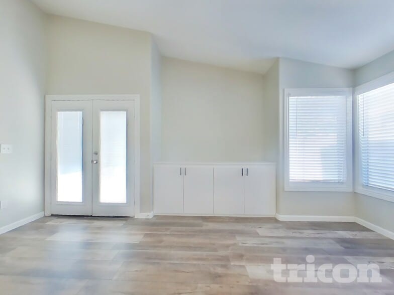 Building Photo - 857 E Saragosa St