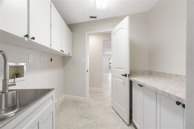 Building Photo - 5008 S Shore Dr