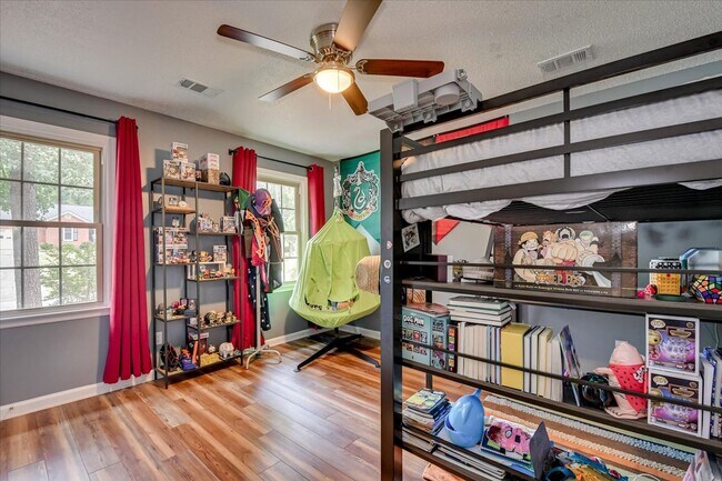 Building Photo - 4 bedroom 3 full bathroom home in heart of...