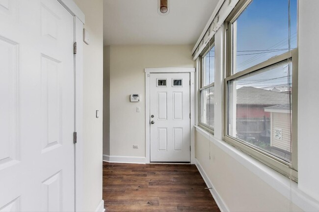 Building Photo - 3837 N Sawyer Ave