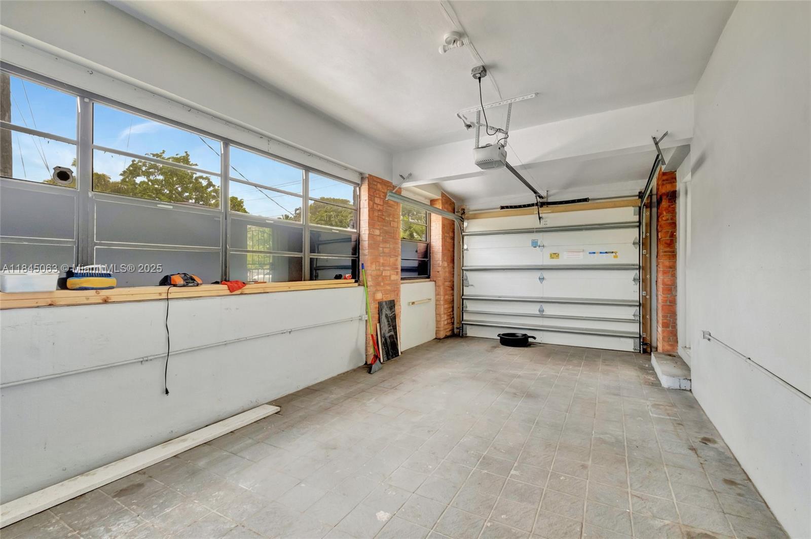 Building Photo - 517 S 19th Ave