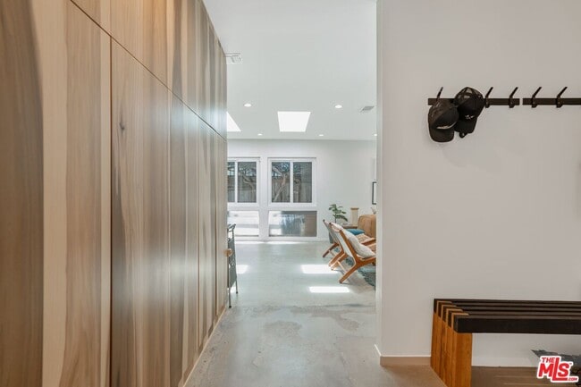 Building Photo - 2820 Nichols Canyon Pl