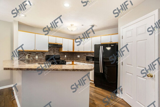 Building Photo - 3065 Poplar Creek - Updated Condo