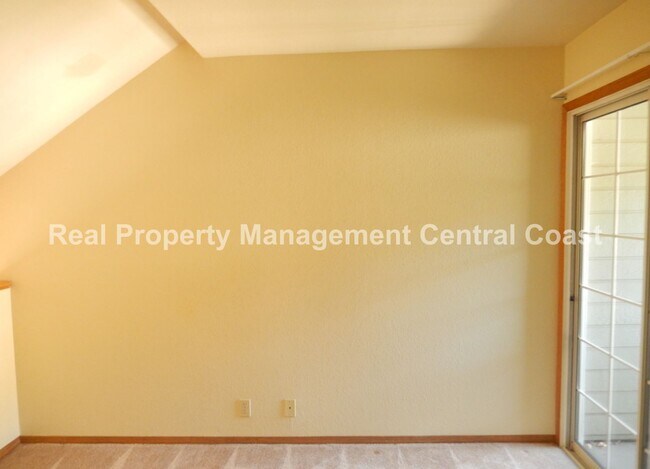 Building Photo - AVAILABLE JULY -  2 Bedroom / 1.5 Bath Dow...