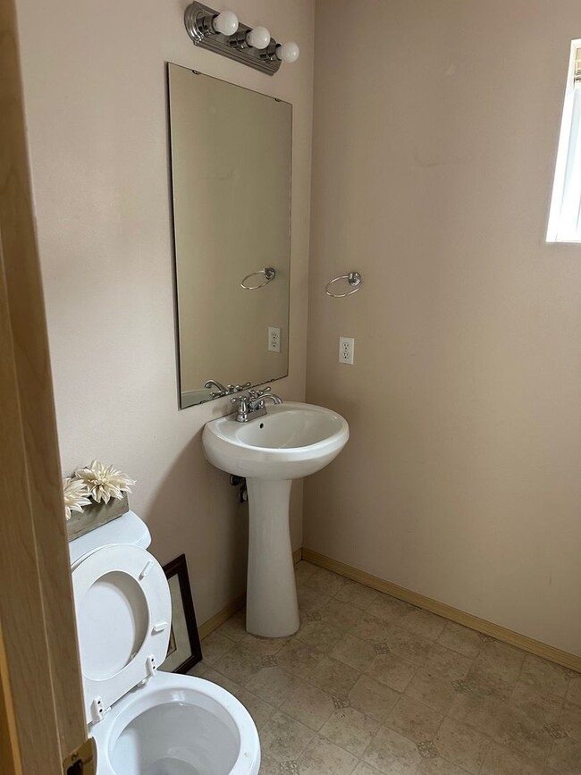 Building Photo - Charming 3 beds 2.5 bath house in Bothell!