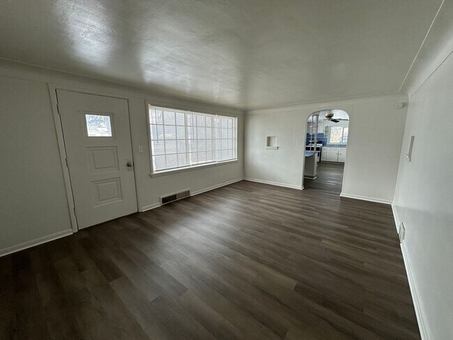 Building Photo - 1102 Napoleon Rd