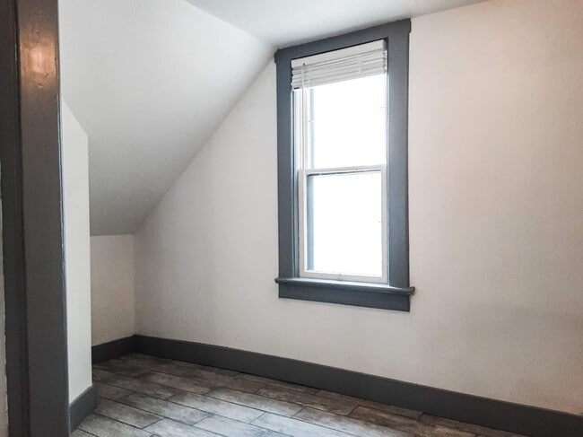 Building Photo - 3 BEDROOM, 2 BATH, SINGLE-FAMILY HOME