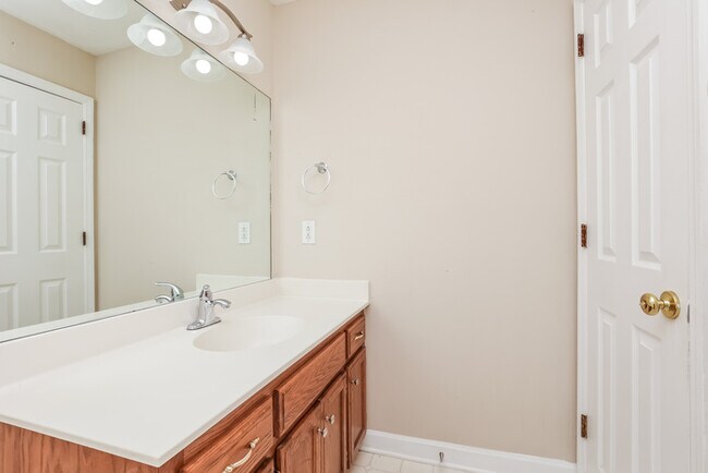 Building Photo - 2812 Sutherland Dr