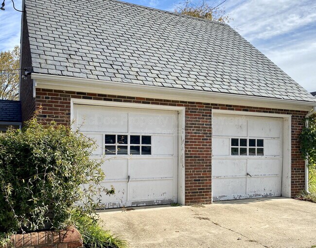 Building Photo - 916 Sylvania Ave