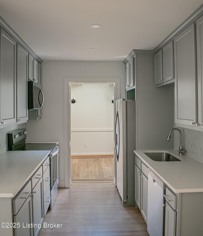 Building Photo - 2725 Brownsboro Rd