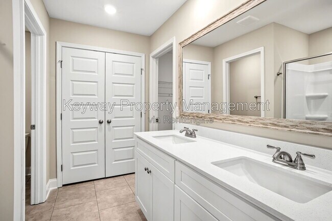 Building Photo - 3225 Venetian Dr