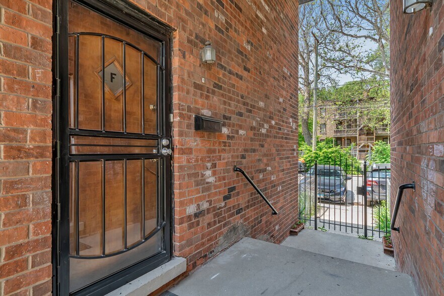 Building Photo - 5440 S Kimbark Ave