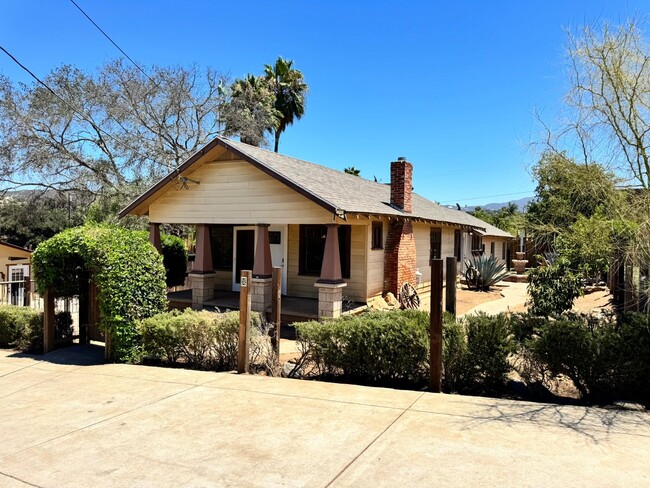 Building Photo - 3BD/2BA HOME off Old Hwy 80, Ample Parking...