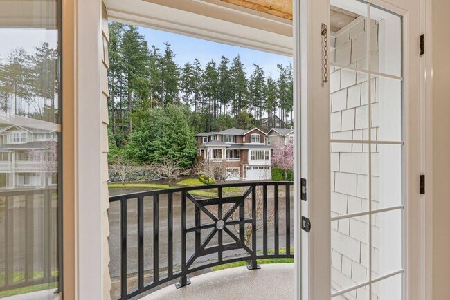 Building Photo - Elegant University Place Home with A/C, Tandem Garage, Office & Balcony Bedroom Near JBLM!