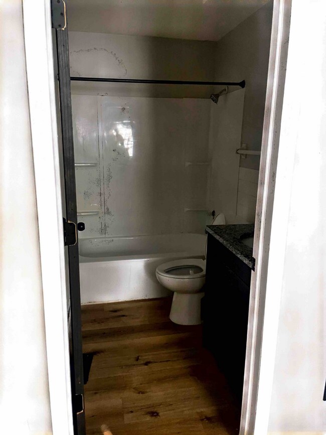 Building Photo - Orth110-116