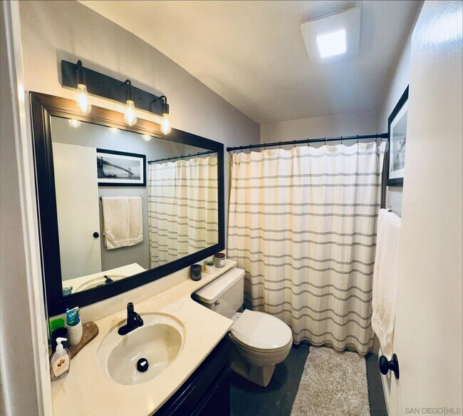 Building Photo - 534 Via De La Valle