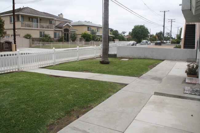 Building Photo - 20703 Roseton Ave