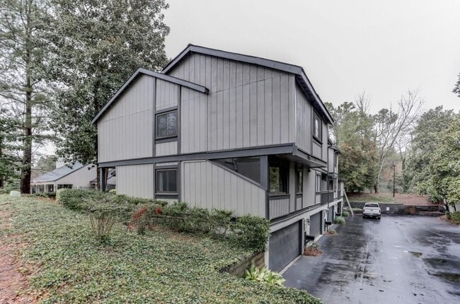 Building Photo - 3087 Balearic Dr SE