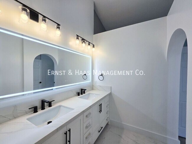 Building Photo - 16810 Picadilly Ln