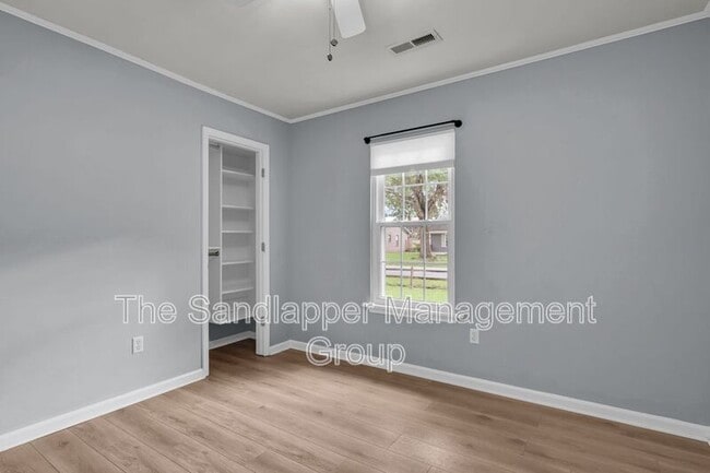 Building Photo - 18 Paddlecreek Ave