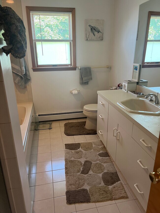 Building Photo - 33 Gainsborg Ave E