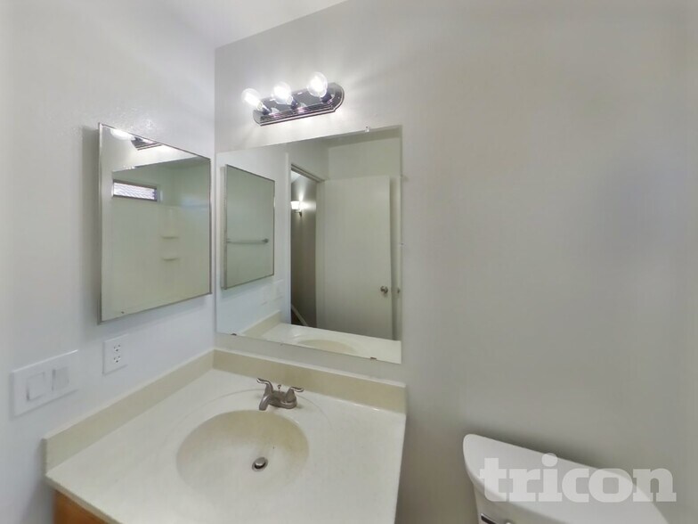 Building Photo - 11445 W Cambridge Ave