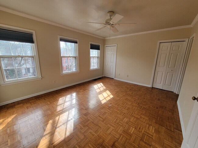Building Photo - Spacious and Bright 2-level 1 BR in Adams Morgan
