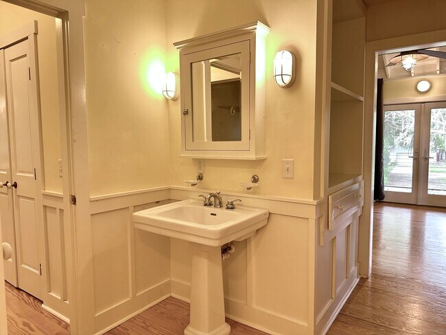 Building Photo - South End 3/2-Quiet, 2 bed/2 bath