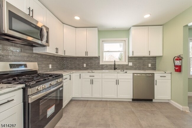 Building Photo - 10 Cardinal Ln