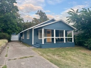 Building Photo - 304 N Cimarron Ave